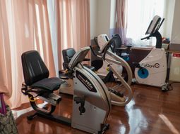 機能訓練機器と窓辺