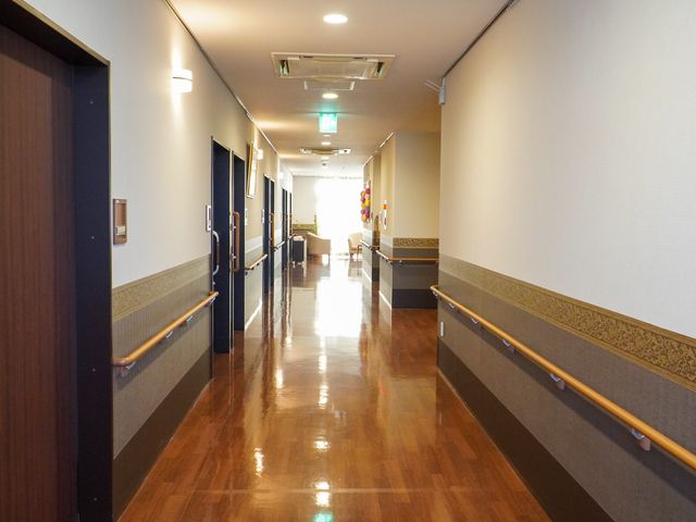 清潔で広々とした廊下 廊下 光が差し込む廊下は広々としており、清潔感あふれる快適な空間です。手すりが整備され安全に配慮されています。