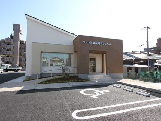 明るい外観と駐車場の出入口  