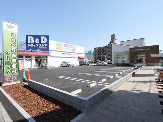 建物と駐車場の外観  