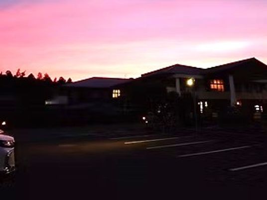 夕暮れの建物外観  