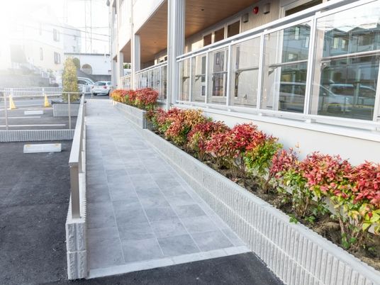 明るい建物前の通路外観  