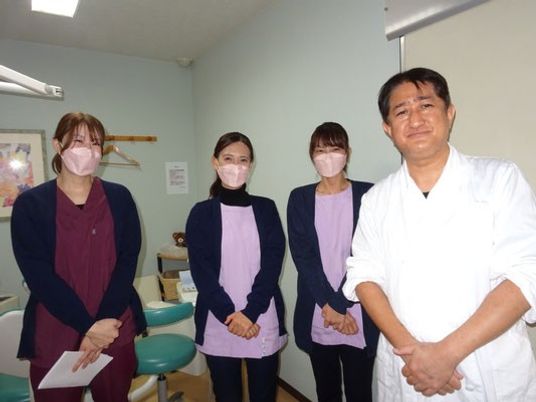 スタッフが並ぶ理美容室  
