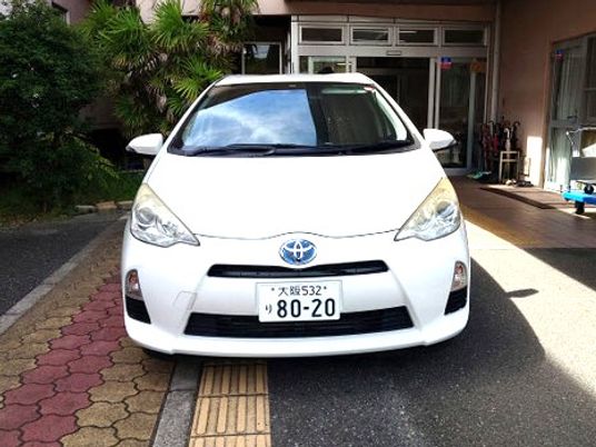 送迎車のある外観  