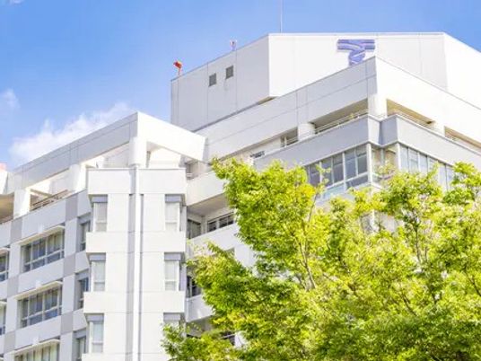 白い建物外観  