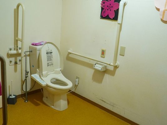 手すり付きトイレの一角