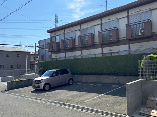 外観と駐車場  
