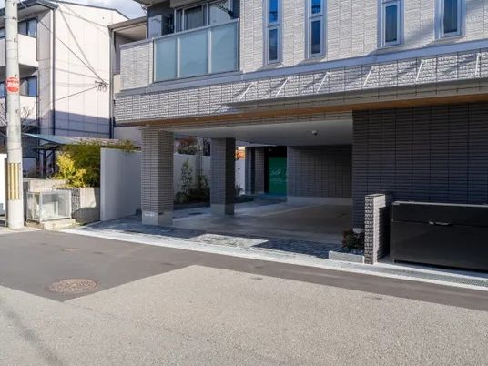建物正面の車寄せ外観  