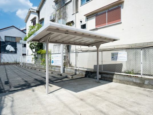 建物前の駐車スペース  