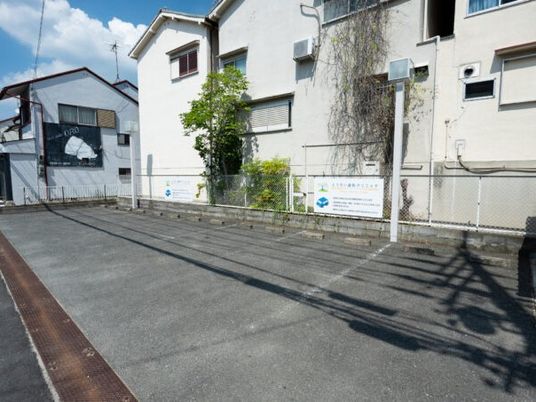 施設外観の建物前  