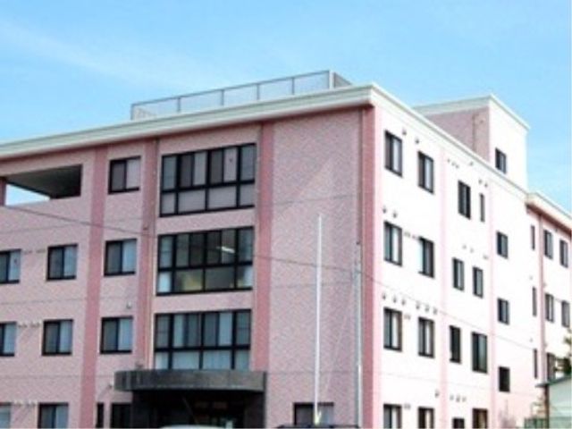 ピンク色の建物外観 外観 明るい色彩の建物は快適な職場環境を提供しており、日々の業務にも前向きな気持ちで臨めるでしょう。