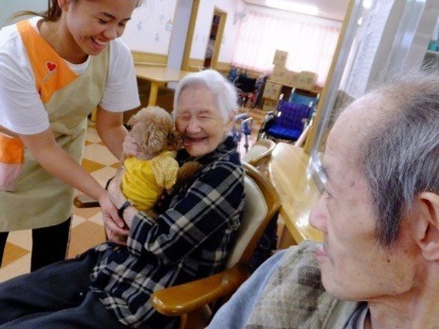 スタッフと利用者の交流 イベント 笑顔で対話するスタッフと利用者たち、和やかで心温まる交流の様子が伝わります。ここでの時間を大切に思い、活気ある毎日を過ごしていらっしゃいます。