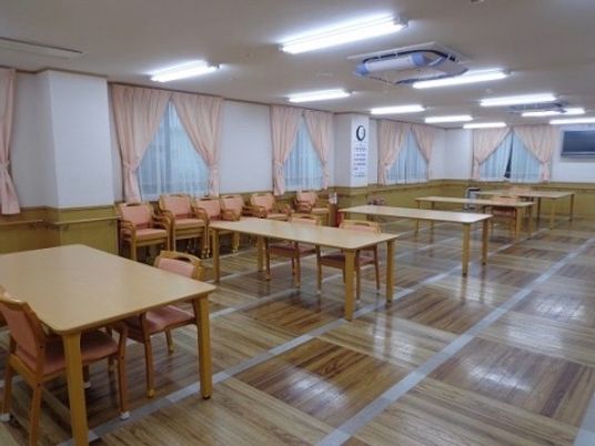 広々とした明るい食堂