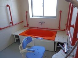 安全設計の明るい浴室