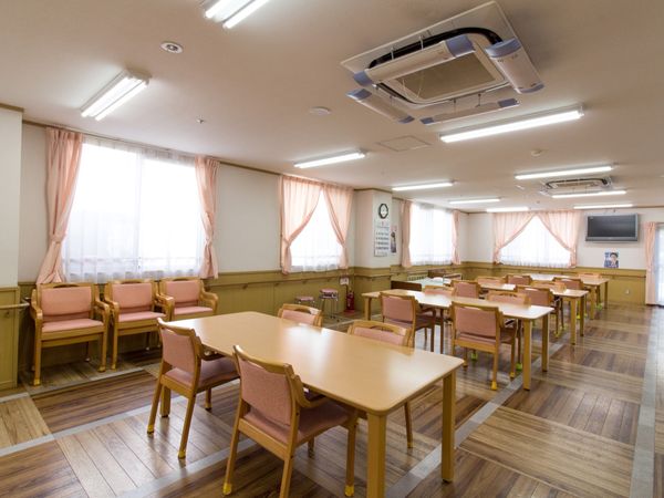 明るい食堂の様子