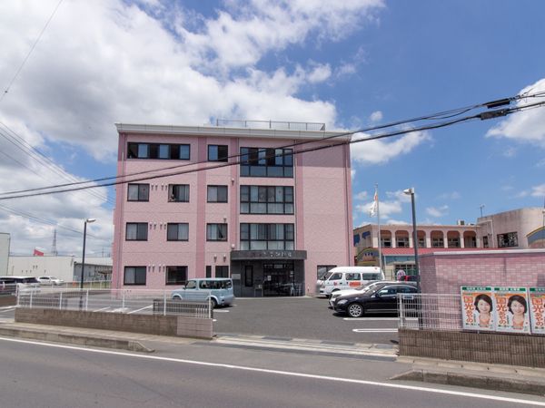 ピンクの建物外観
