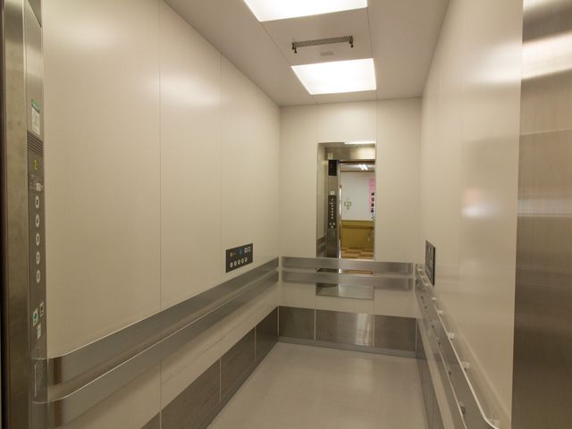 広々とした清潔なエレベーター エレベーター 清潔感のあふれる広々とした移動空間が確保されており、多くの方々の快適な利用が見込まれます。