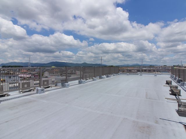 広々とした屋上の空間 屋上 空が広がる清々しい屋上で、快適な休息の時間を提供しています。心地よい風を感じながら、リラックスしたひと時を過ごせます。