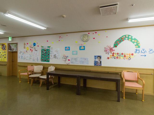掲示物が飾られた壁 共用廊下 壁には色とりどりの掲示物が飾られ、温かみのある空間を演出しています。待合いや活動の場として利用できますね。
