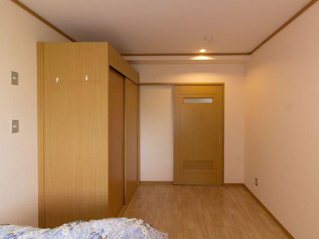 居室の整った空間 居室 ゆったりとした居室は、シンプルで落ち着いた雰囲気です。自分の好きな家具を配置して、快適な空間を作り出すことができます。