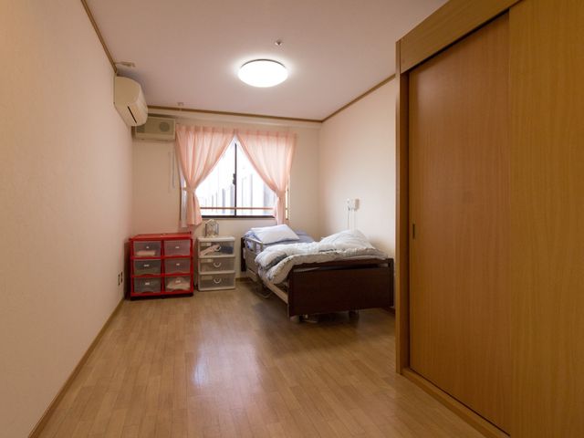 清潔で広々した居室 居室 落ち着いた色合いの居室です。ゆったりとした空間で、日々の生活が快適に過ごせるよう工夫されています。