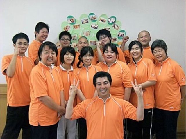 元気なスタッフ集合 スタッフ 笑顔あふれる職員たちが、あたたかい気持ちでお迎えします。チームワークを大切にし、明るい職場を目指しています。