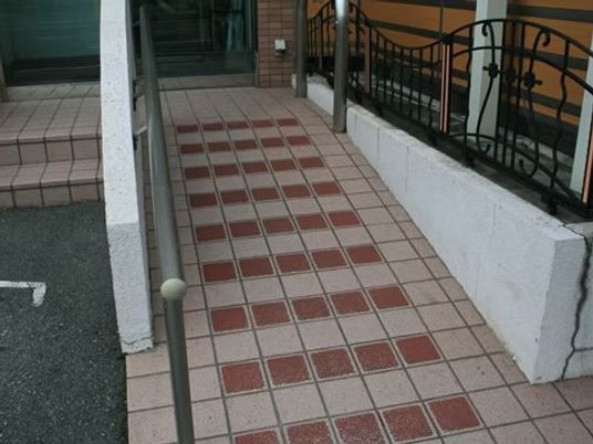 タイル張りの通路と手すりの外観  