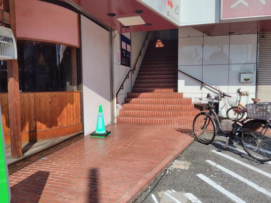 外観の階段入口  