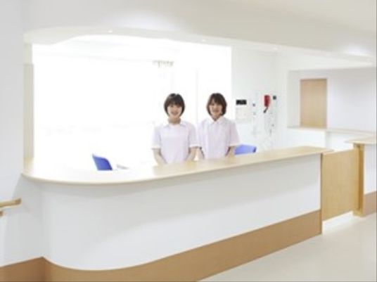 フロントで笑顔のスタッフ