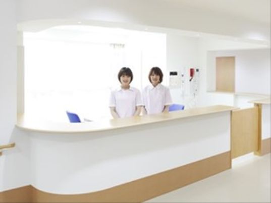 フロントで笑顔のスタッフ