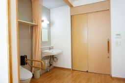 清潔なトイレと洗面台