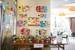 色とりどりの鯉のぼりディスプレイ