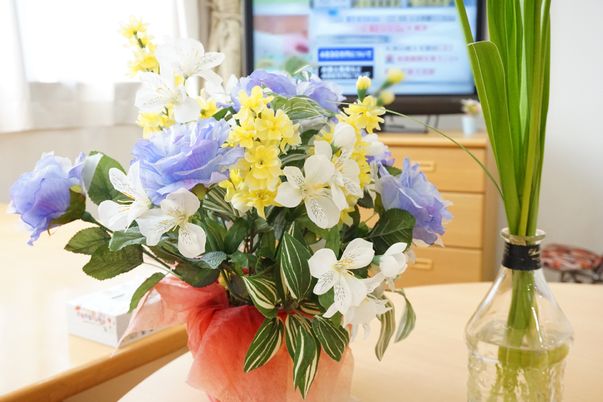 色とりどりの花とテレビ