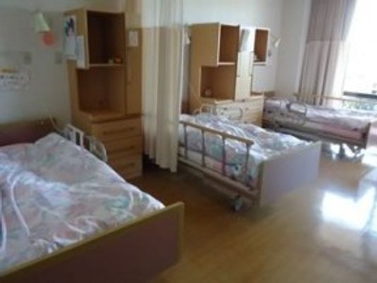 明るい居室の様子  