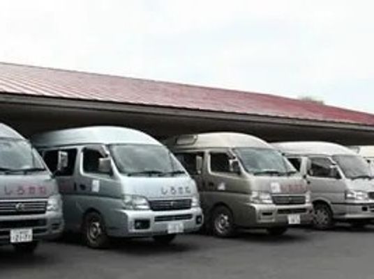 送迎車が並ぶ外観  