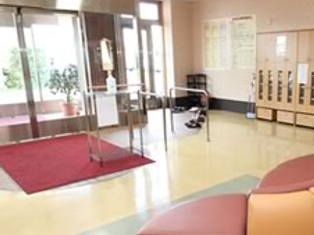 明るい入口のエントランス エントランス 広々とした明るい空間で、自然光が差し込みます。入り口は車椅子でも楽に通れます。