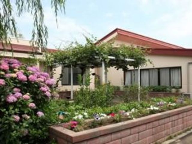色とりどりの庭 庭 四季折々の花が咲く風景が広がる庭です。自然を感じながら散策をお楽しみいただけます。
