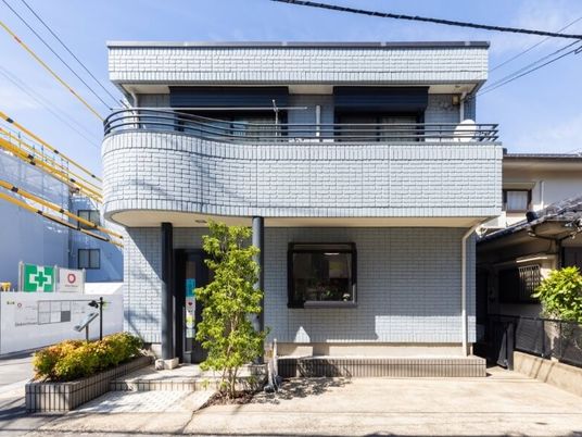 白い外壁の建物外観  