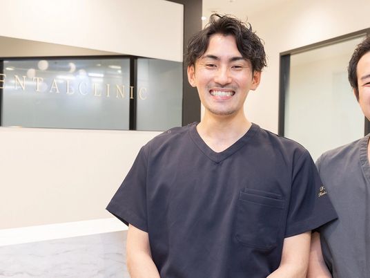 笑顔のスタッフと受付  
