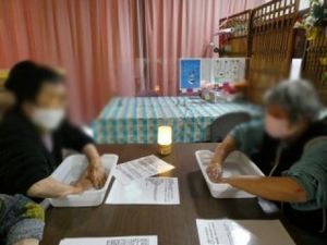 楽しむ様子の室内