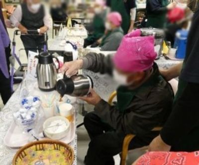 楽しそうな様子の室内
