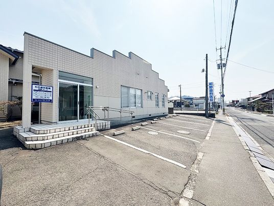 明るい外観の玄関  