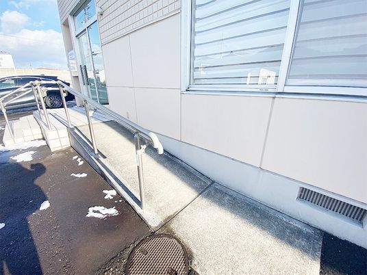 手すり付き通路の外観  
