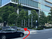 建物前の緑道と車寄せの外観  