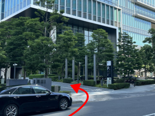 建物前の緑道と車寄せの外観  