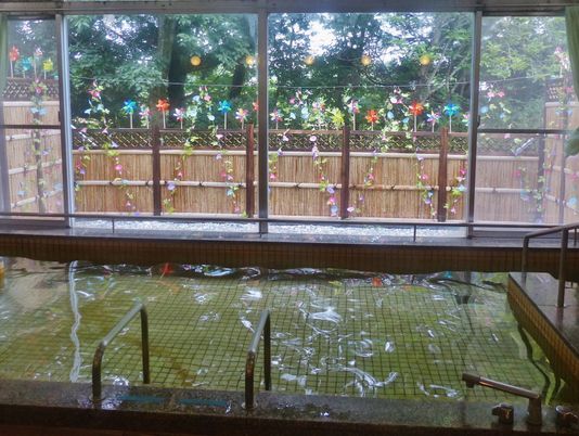花飾りの見える浴槽  
