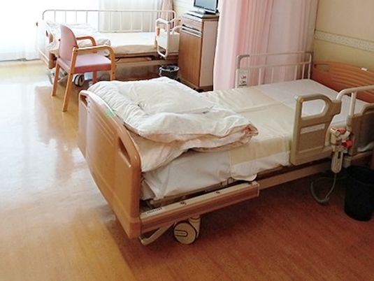 居室のベッドが並ぶ室内  