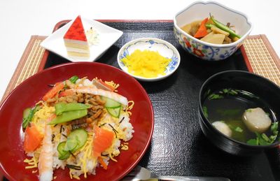 色鮮やかな食事メニュー