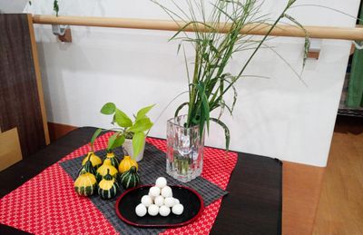 季節の飾りのテーブル