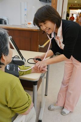 笑顔のスタッフと利用者の交流